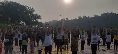 कांगड़ा स्थित बाण गंगा घाट पर सुबह योग करते लोग। -जागरूक पाठक