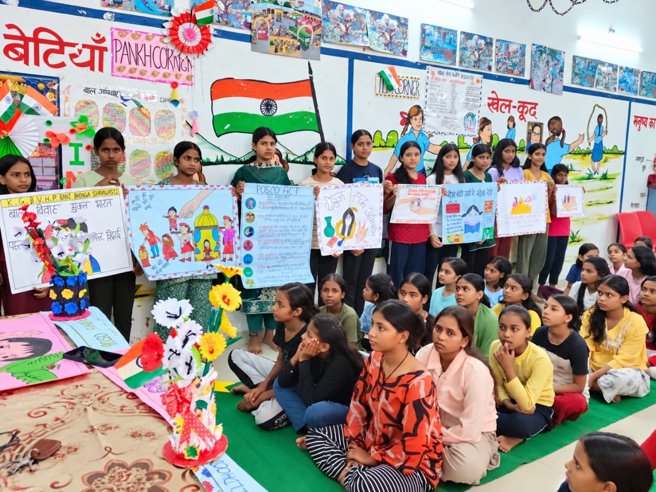 केजीबीवी हरिहरपुररानी में पोस्टर दिखाती छात्राएं।