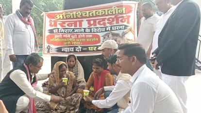 कलेक्ट्रेट के निकट अनशन पर बैठी शांति देवी का अनशन समाप्त करते विधायक रामअचल राजभर। स्रोत मीडिय