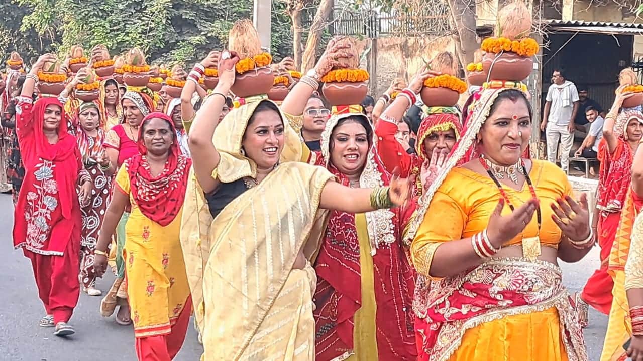 कलश यात्रा निकालती महिलाएं। संवाद