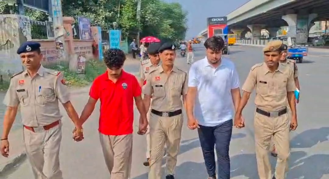 कोर्ट परिसर में गवाहों के हमले के आरोपियों को पैदल ले जाते पुलिसकर्मी। स्रोत : सोशल मीडिया