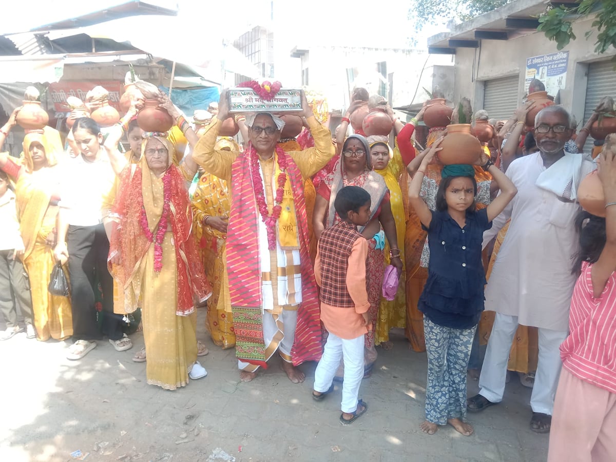 कथा : जयकारों के साथ निकाली कलश यात्रा