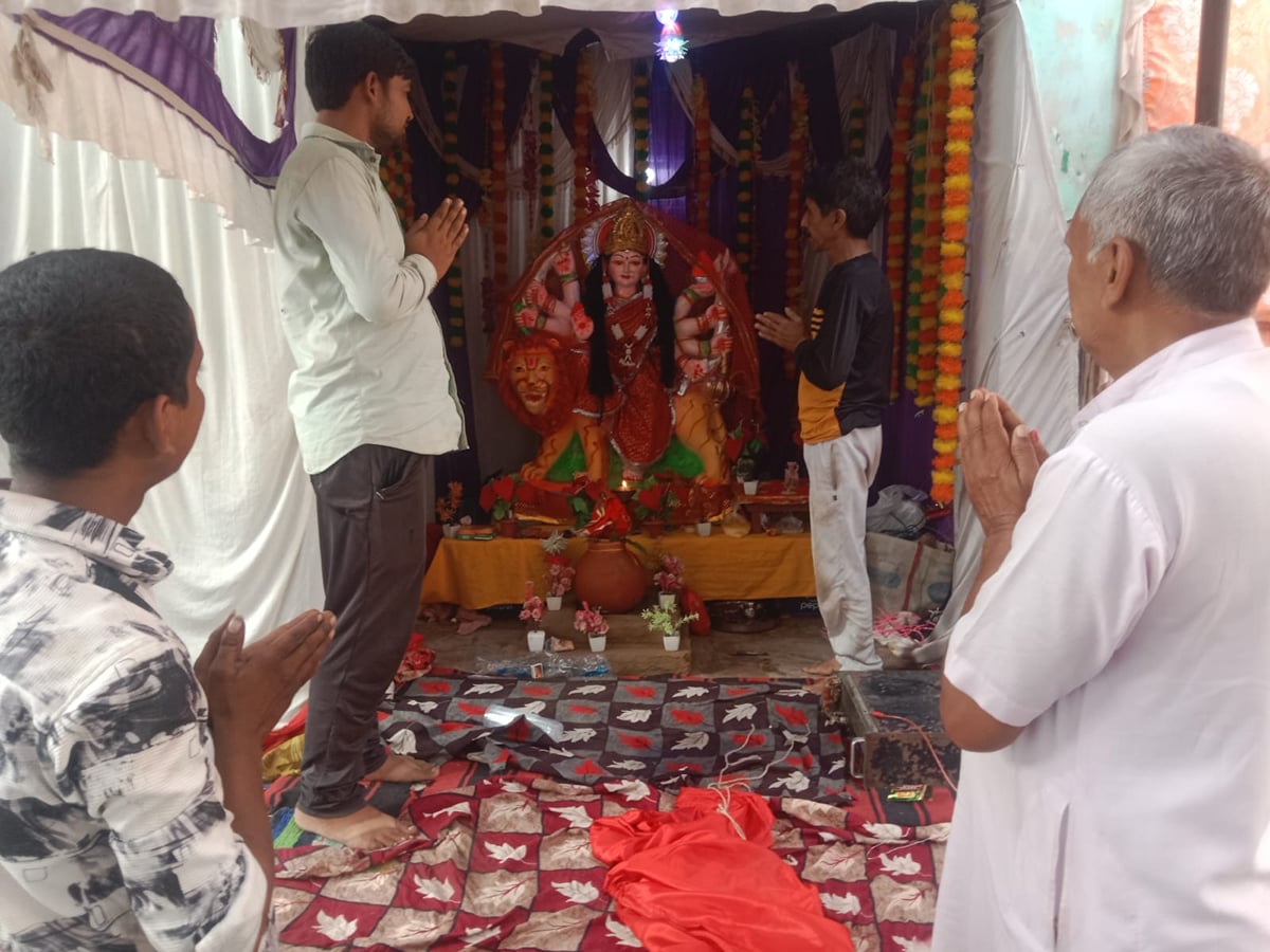 Agra News: वार्ड 3 में माता रानी की मूर्ति स्थापित, 15 वर्षों से चल रही परंपरा