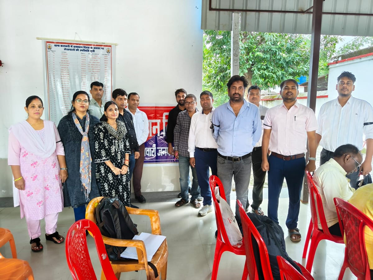 Basti News: काली पट्टी बांध थाना समाधान दिवस में पहुंचे लेखपाल, जताया विरोध