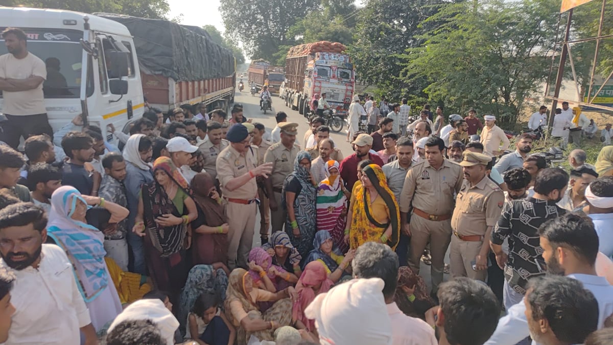 Agra News: कानपुर में हुए सड़क हादसे में घायल युवक की मौत, गुस्साए लोगों ने लगाया जाम