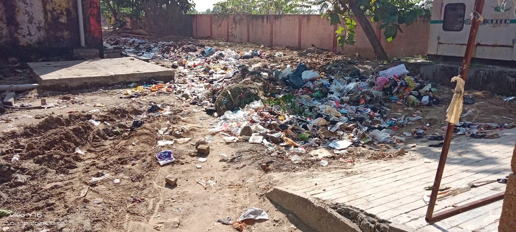 मेडिकल कॉलेज परिसर में कूड़े-कचरे की लगी ढेर। 
