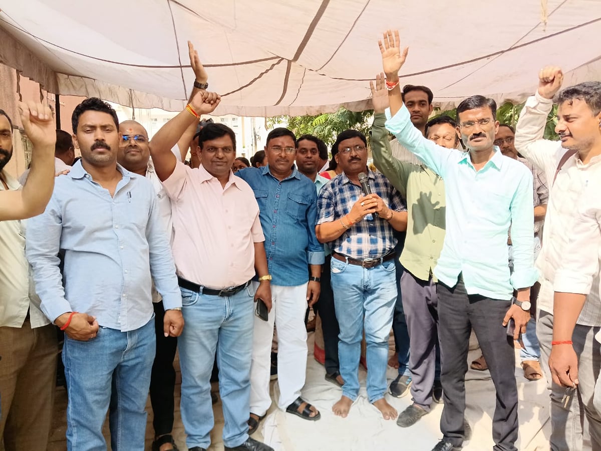 Kaushambi News: संविदा डॉक्टर-स्वास्थ्य कर्मियों की हड़ताल, बिगड़ी स्वास्थ्य व्यवस्था