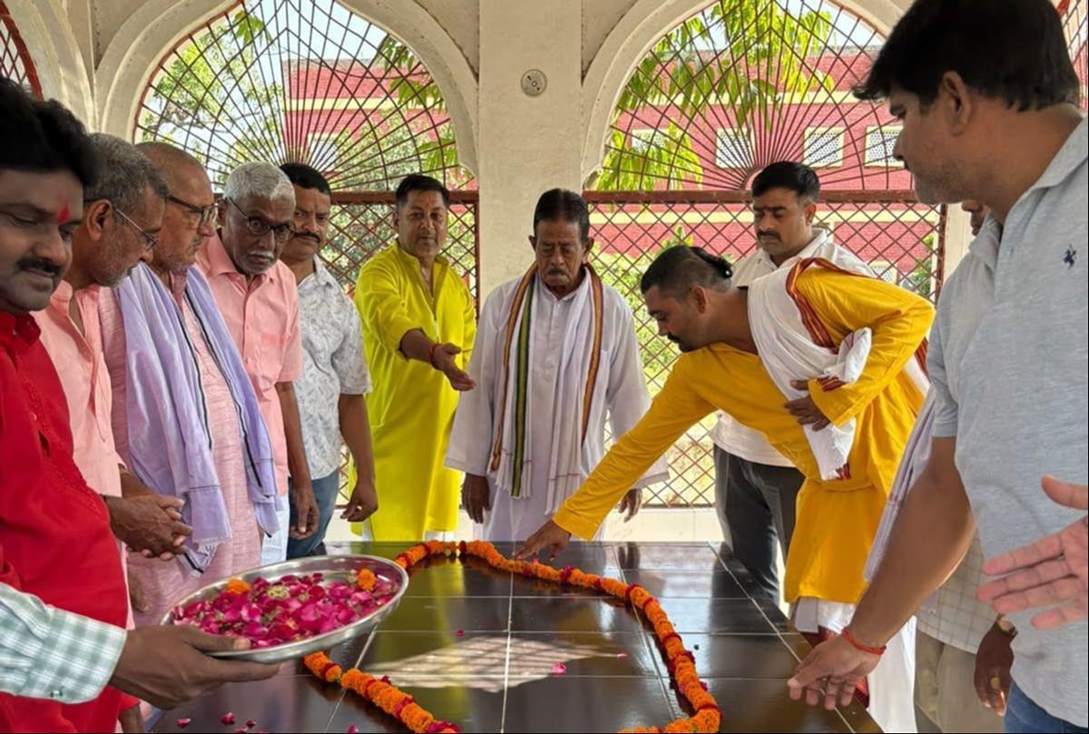 Gonda News: पुण्यतिथि पर शीतलू बाबा को किया नमन