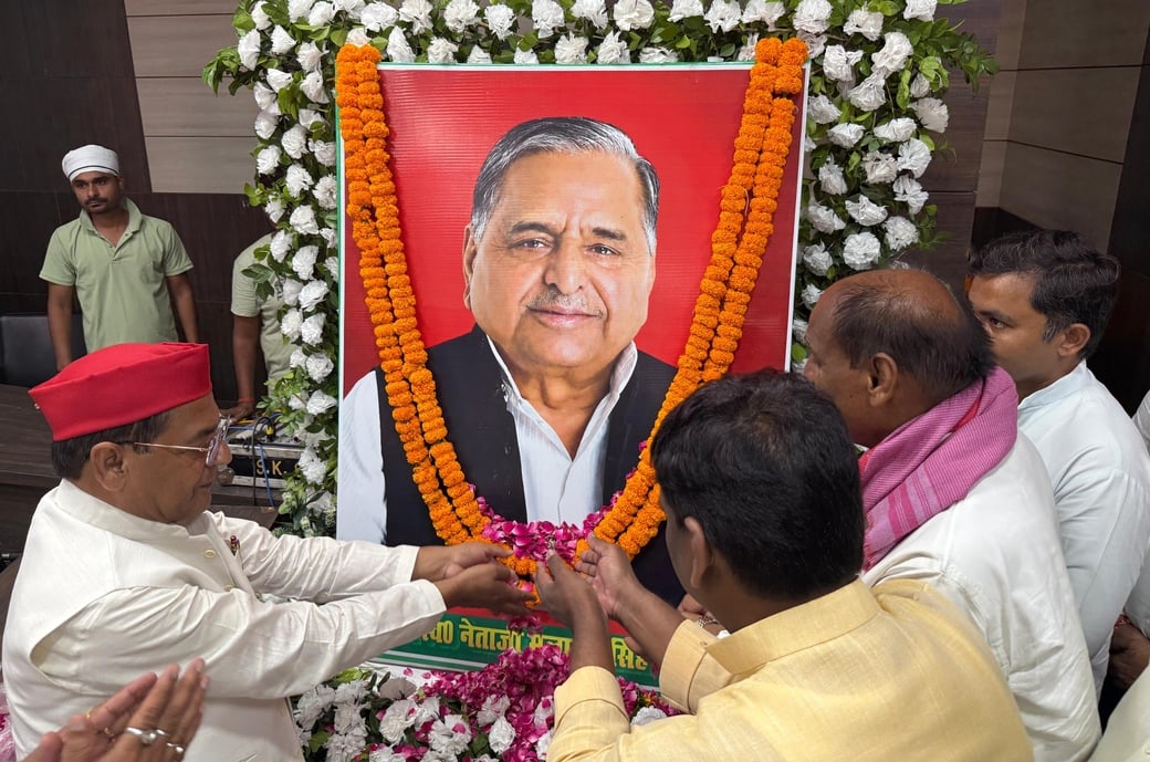Azamgarh News: मुलायम सिंह यादव को पुण्यतिथि पर दी श्रद्धांजलि, गरीब छात्राओं में में बांटी साइकिल
