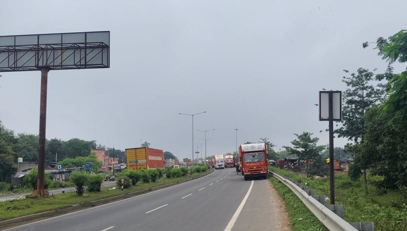 Lalitpur News: हाईवे पर वाहनों के खड़े रहने से परेशानी