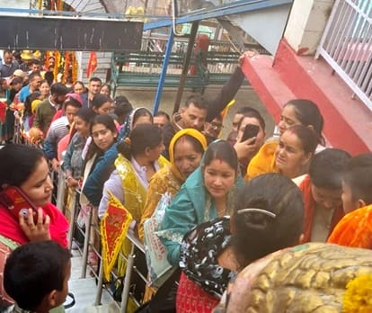 माता चतुर्भुजा मंदिर में दर्शनों के लिए लगी भक्तों की भीड़। स्रोत जागरूक पाठक