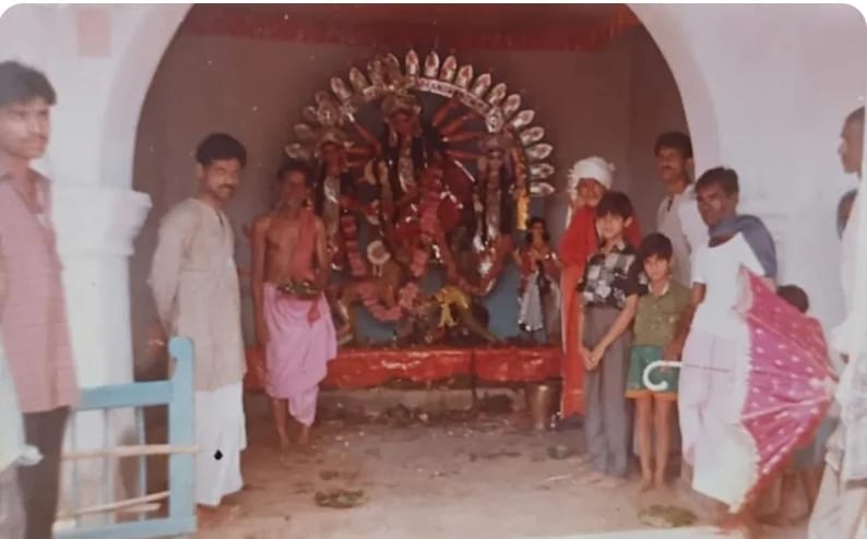 पूजा करते हुए ग्रामीण