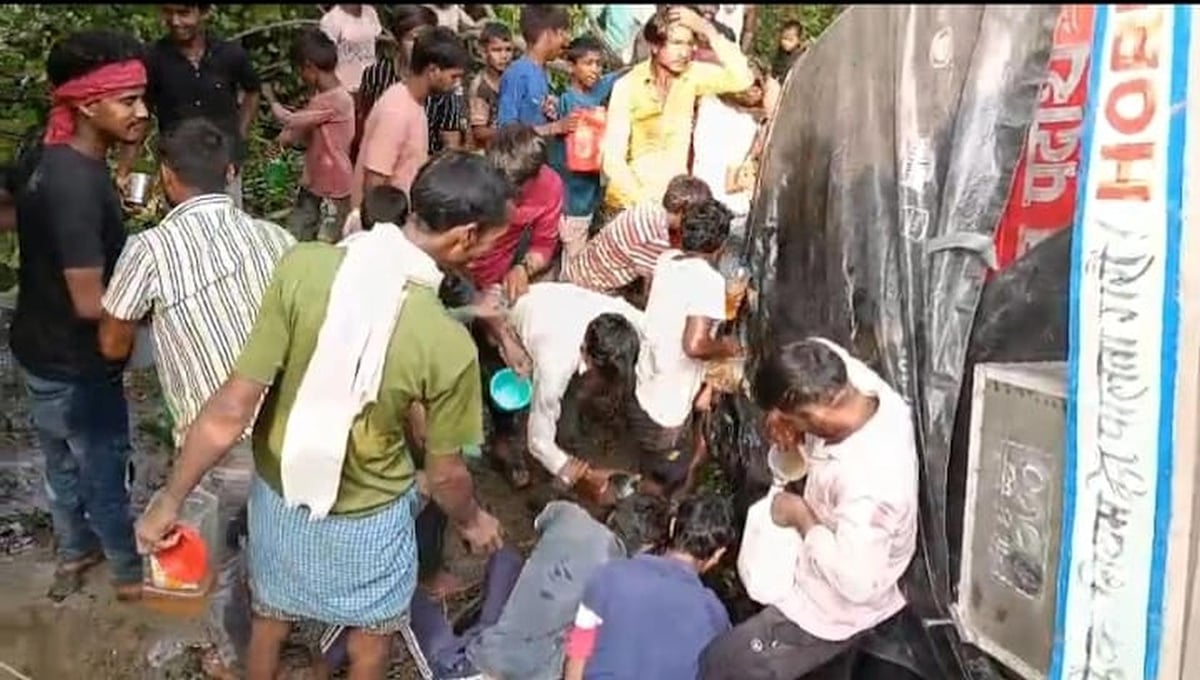 Bahraich News: मटेरा चौराहे पर पलटा टैंकर, पेट्रोल लूटने की मची होड़