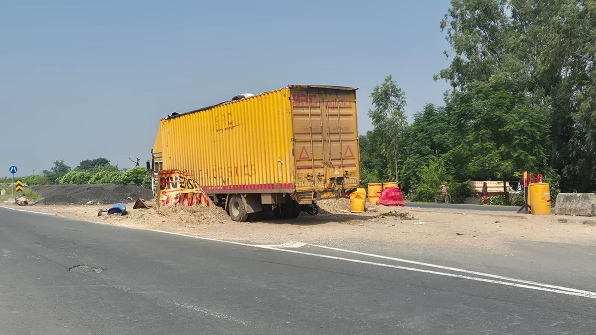 Firozabad News: डायवर्जन तोड़ मिट्टी के ढेर में घुसा ट्रक, चालक-परिचालक भागे