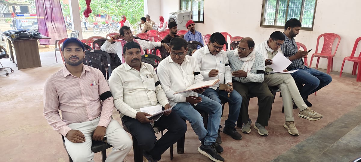 Jaunpur News: लेखपालों ने बांधी काली पट्टी ऑनलाइन कार्यों का बहिष्कार