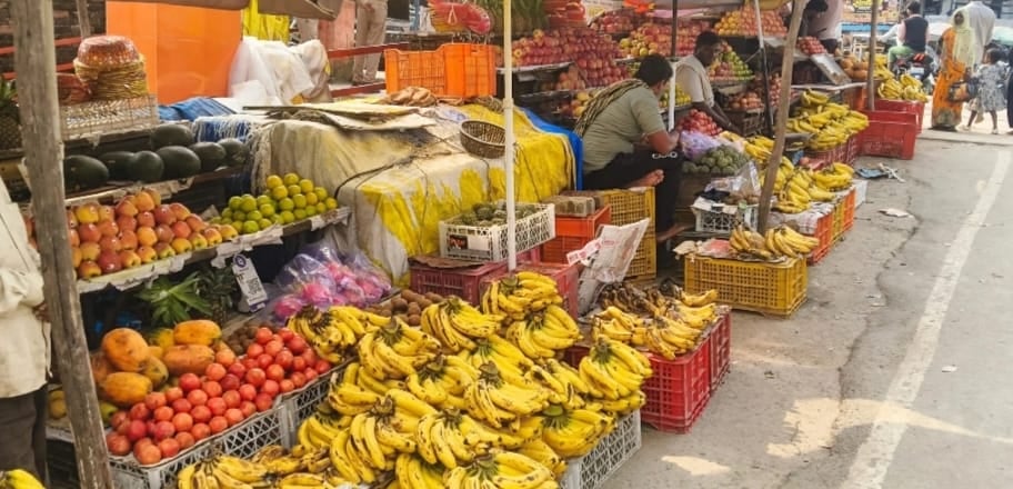 Prayagraj News: नवरात्र पर फलों के दाम 20 फीसदी उछले