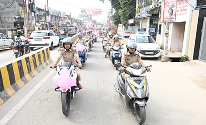 नगर में मिशन शक्ति 6.0 की रैली निकालती महिला पुलिसकर्मी। स्रोत: विभाग