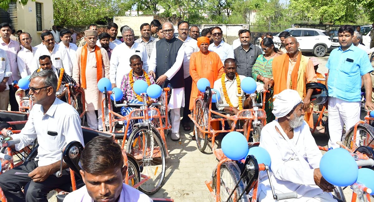 Siddharthnagar News: दिव्यांग रोजगार मेले में 14 का प्रारंभिक चयन, 57 सहायक उपकरण वितरित