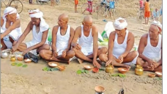 Ballia News: पितृ अमावस्या पर गंगा तट पर उमड़े श्रद्धालु
