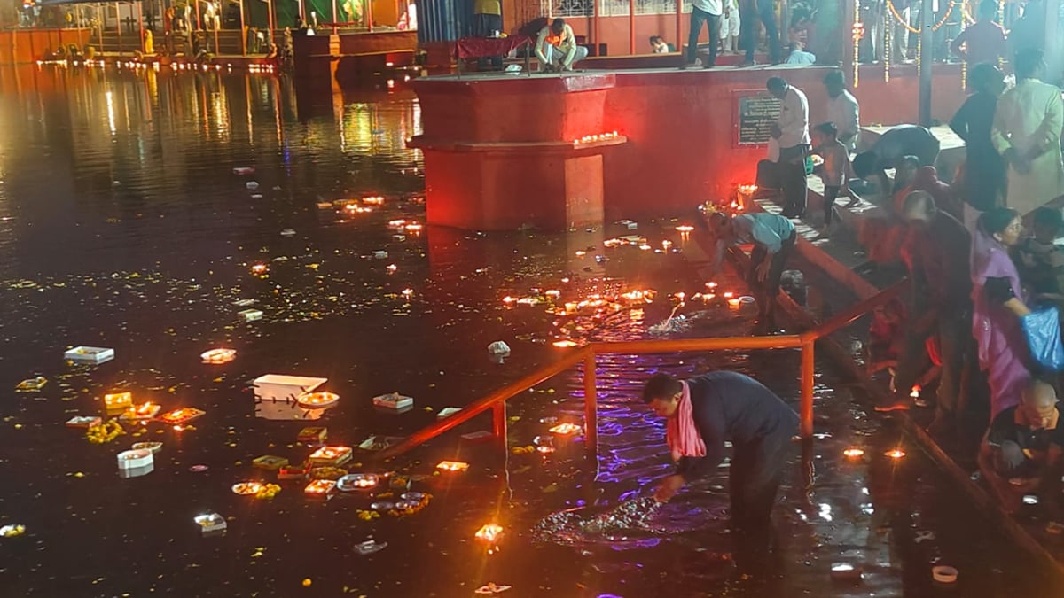 Lalitpur News: पितरों को तर्पण देकर दी विदाई, घाटों पर हुआ दीपदान