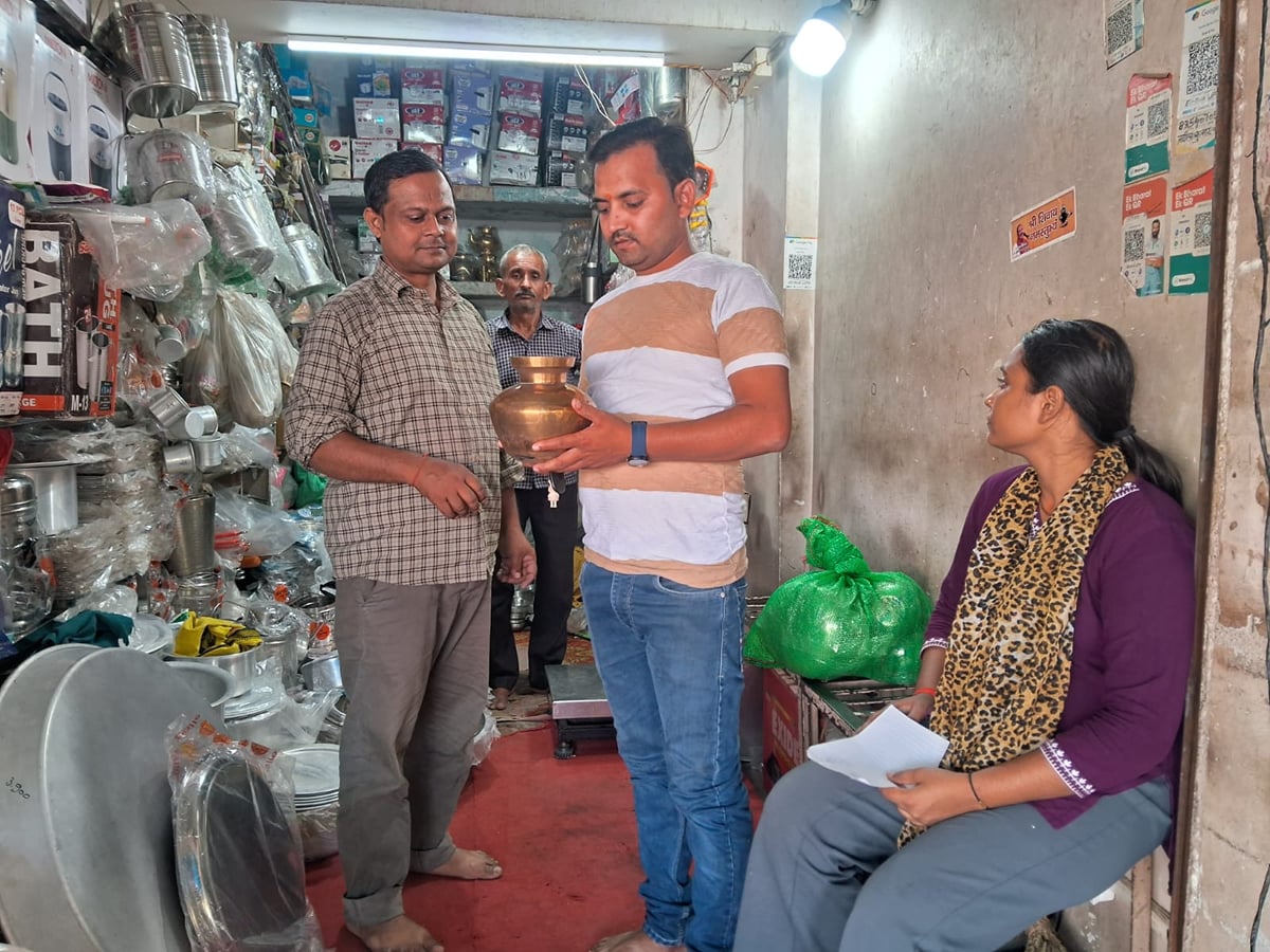 Kaushambi News: बाजार में सजे मिट्टी से लेकर पीतल-तांबे के कलश