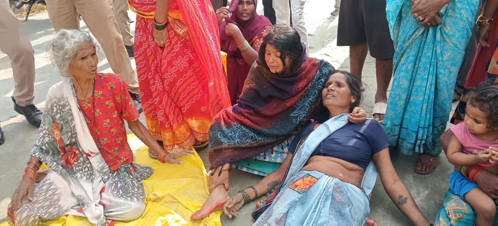 ओमप्रकाश राजभर की मौत के बाद रोते-बिलखते परीजन। 