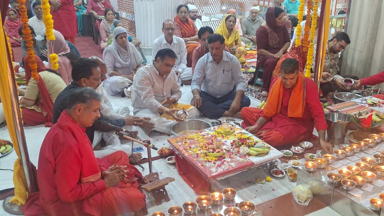 पहले नवरात्र पर मंदिर में पूजा करते श्रद्धालु। संवाद