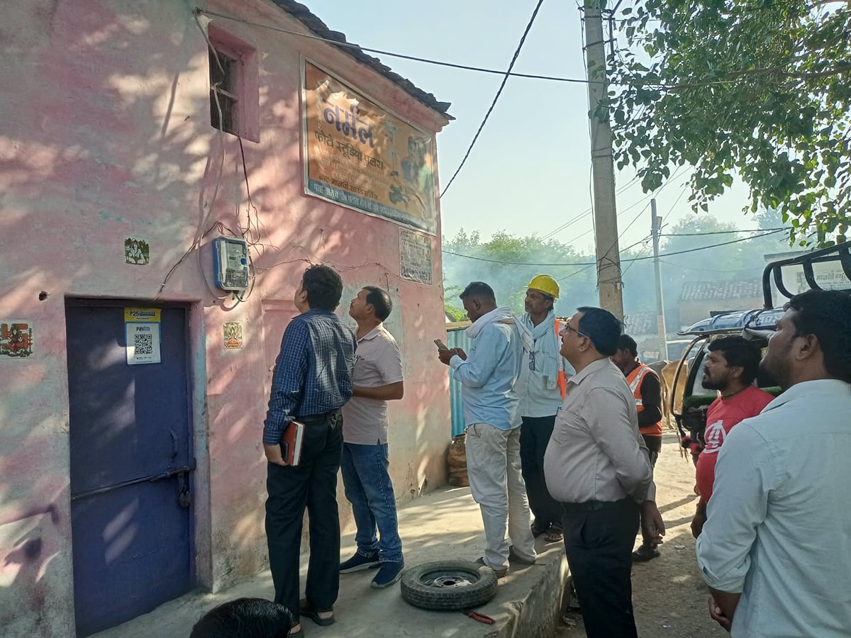 Jhansi News: बकाया होने पर काटा था बिजली कनेक्शन, उपभोक्ता ने फिर से जोड़ा