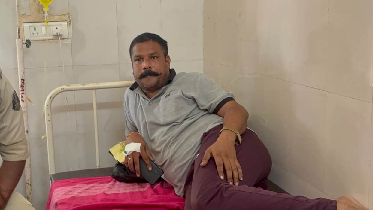 Rape accused Pawan Mahato relaxes in Korba hospital special ward under police custody, seen with mobile,