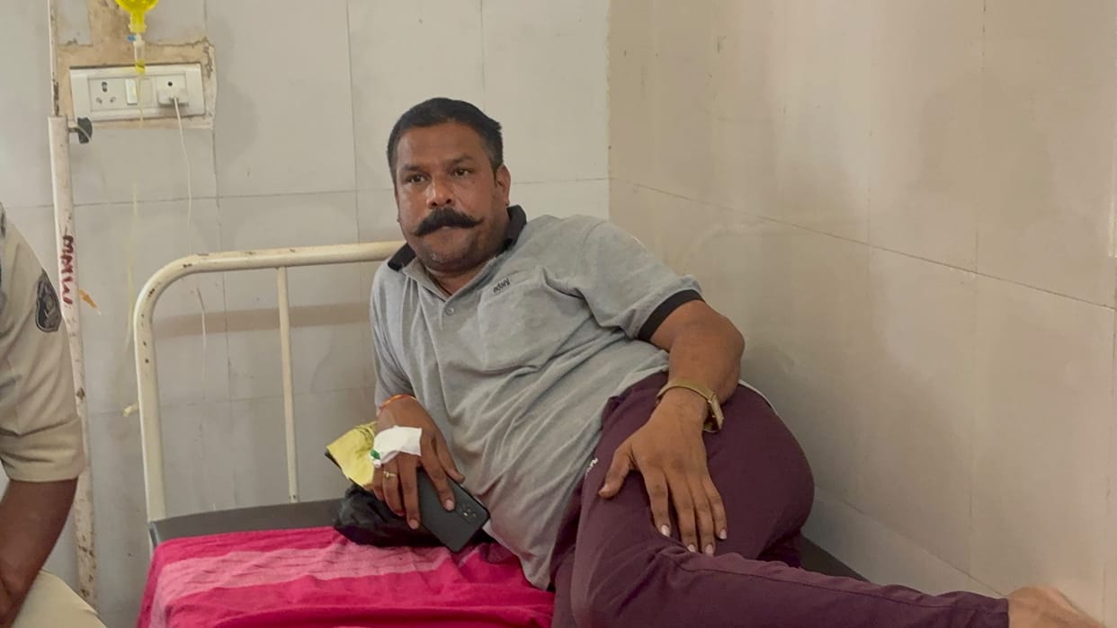 Rape accused Pawan Mahato relaxes in Korba hospital special ward under police custody, seen with mobile,