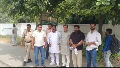 पुलिस  हिरासत में डॉ. ओमवीर सिंह और कार्यकर्ता। स्रोत : सोशल मीडिया