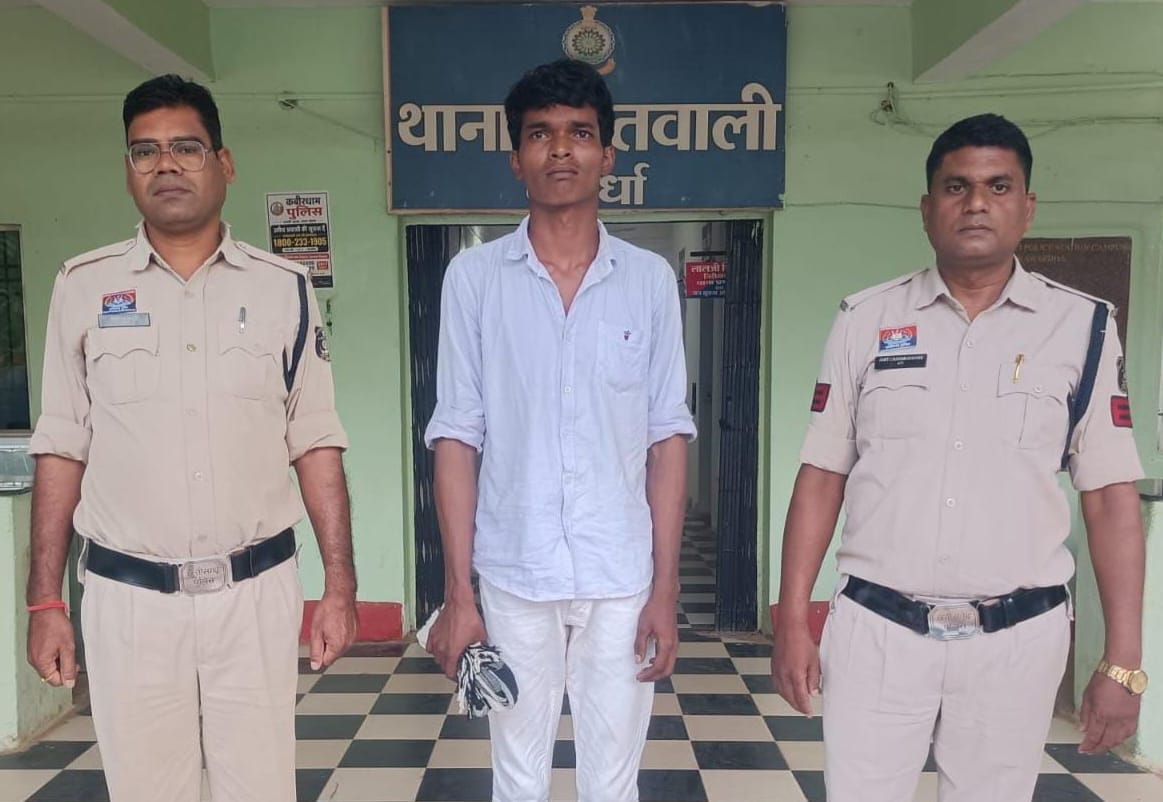 पुलिस की गिरफ्त में आरोपी