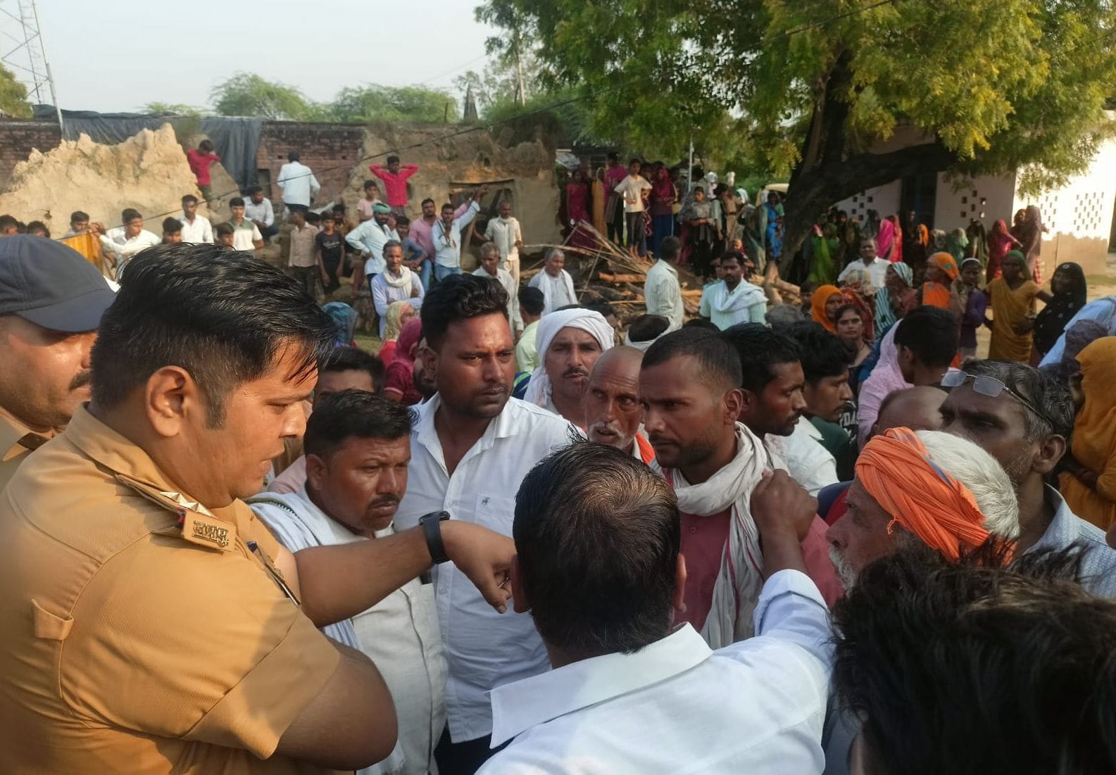 परिजनों को समझाते थानाध्यक्ष। संवाद