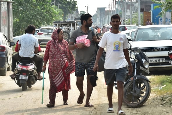 Lucknow News: घर लौट रहे लोगों को मिलेगी मेडिकल किट
