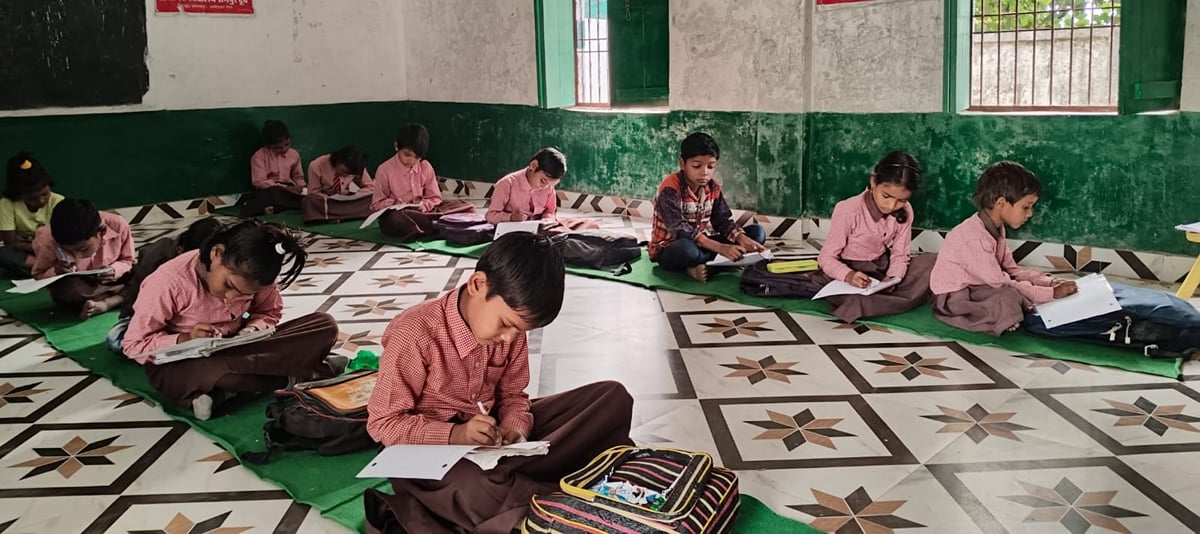 Ambedkar Nagar News: 180 विद्यालयों में जमीन पर बैठकर पढ़ने को मजबूर बच्चे