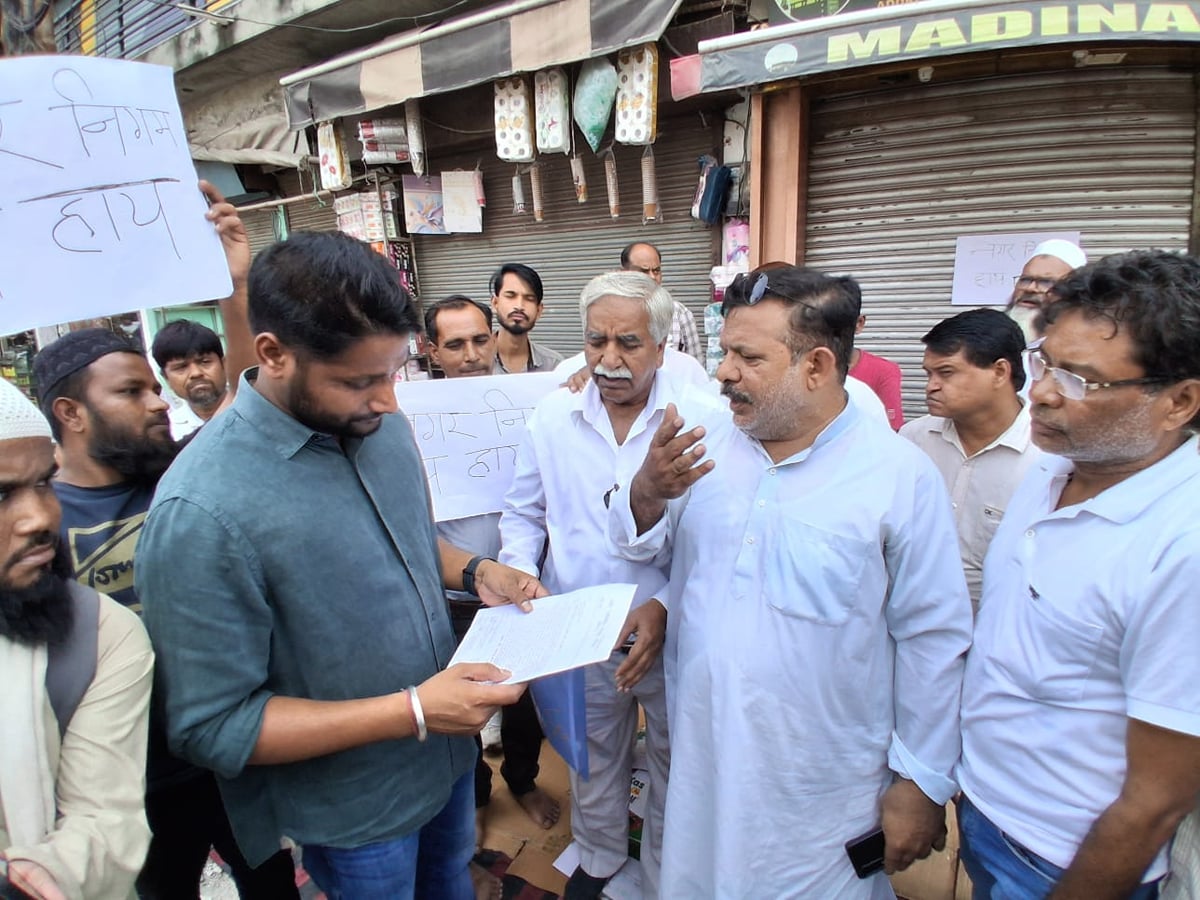 Aligarh News: दौधपुर की सड़क में भ्रष्टाचार का आरोप, व्यापारियों ने दिया धरना
