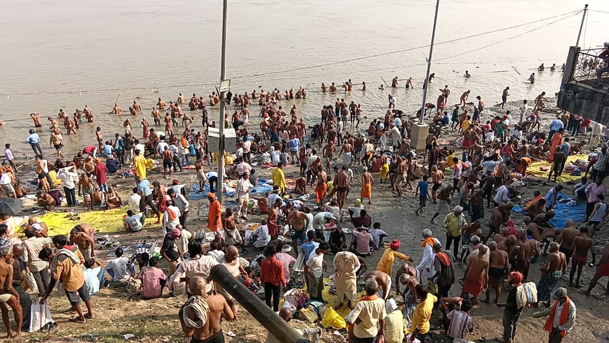 श्रद्धा से श्राद्ध : खोवा और जौ के आटे का पिंड बनाकर किया तर्पण