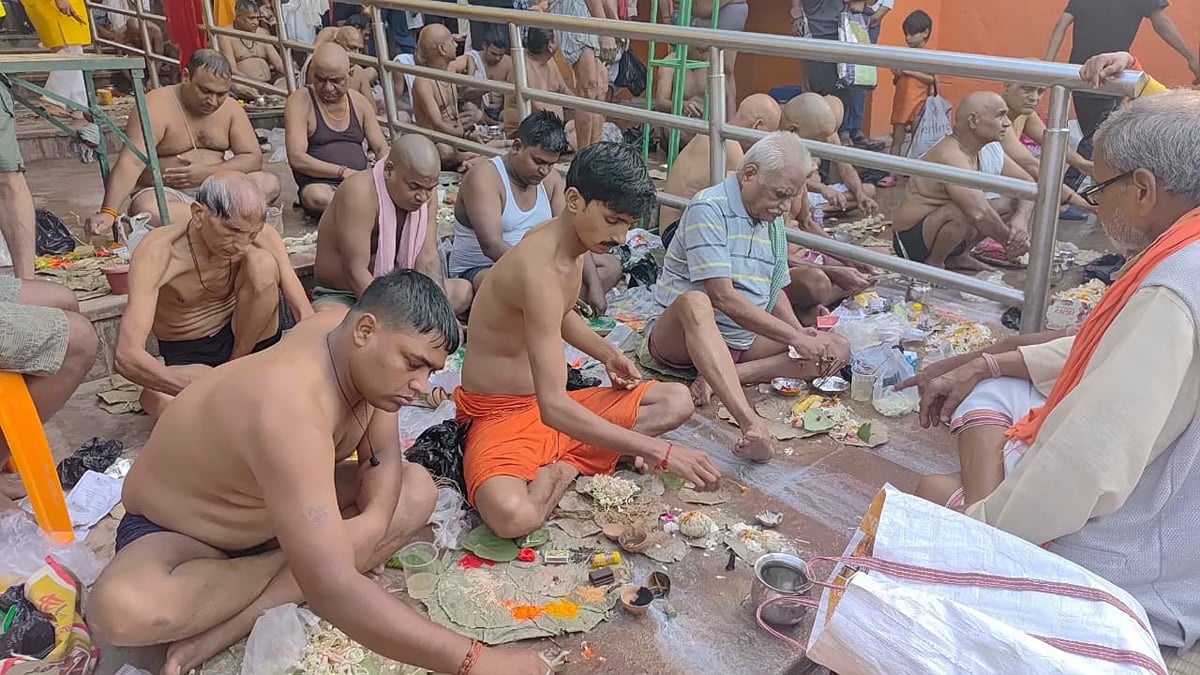 Jaunpur News: श्रद्धा के साथ पितरों को दी विदाई, घाटों पर उमड़ी भीड़