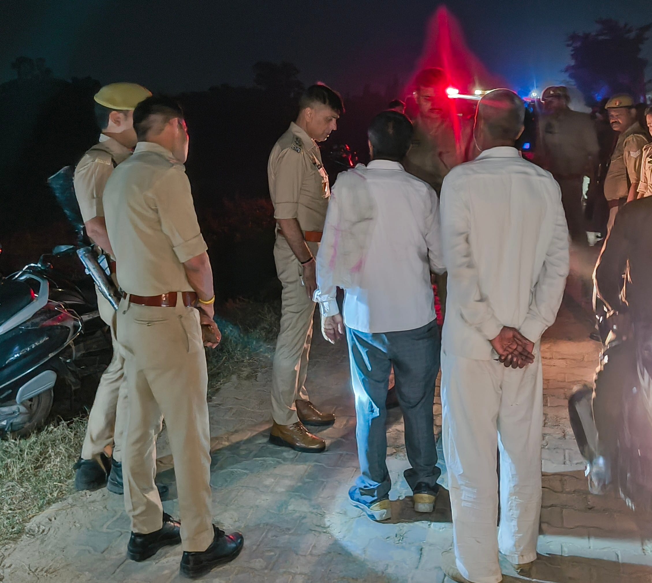 पीड़ित से पूछताछ करते हुए एसपीआरए मनीष कुमार मिश्र