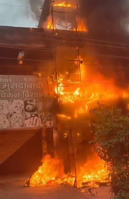 प्यारा चौक पर अशोका डेयरी में लगी आग से उठती लपटें। संवाद