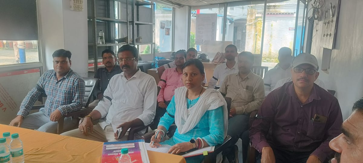 Shahjahanpur News: काली पट्टी बांधकर लेखपालों ने जताया विरोध