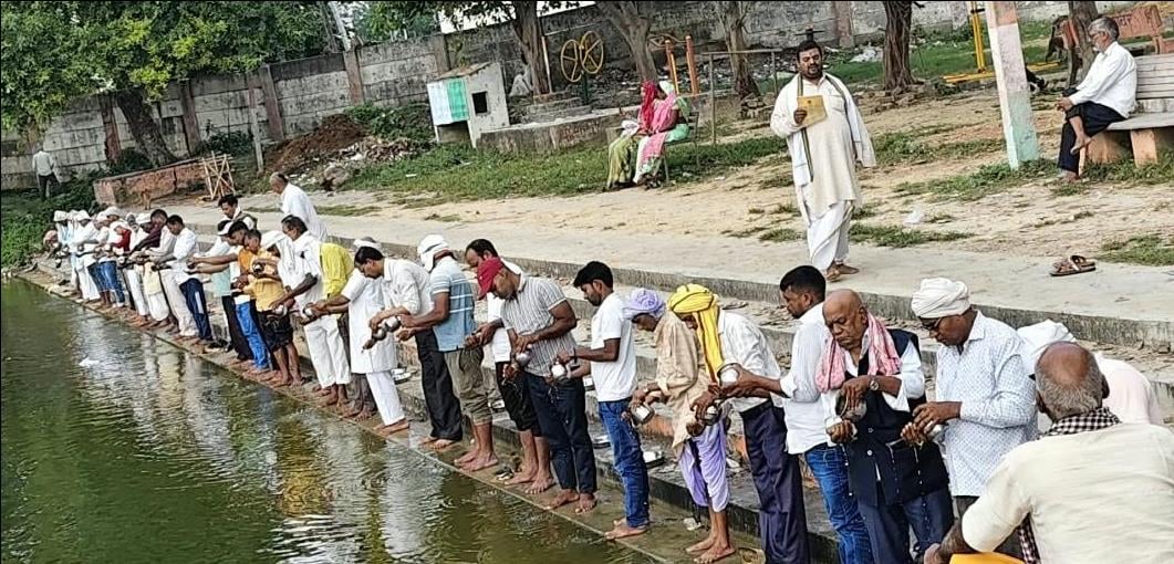 Azamgarh News: पितृ विसर्जन पर घाटों पर उमड़ी भीड़, पिंडदान कर पूर्वजों को किया नमन