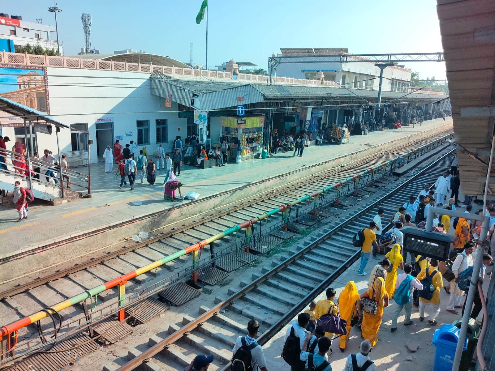 रेवाड़ी रेलवे स्टेशन का दोपहर का दृश्य। संवाद