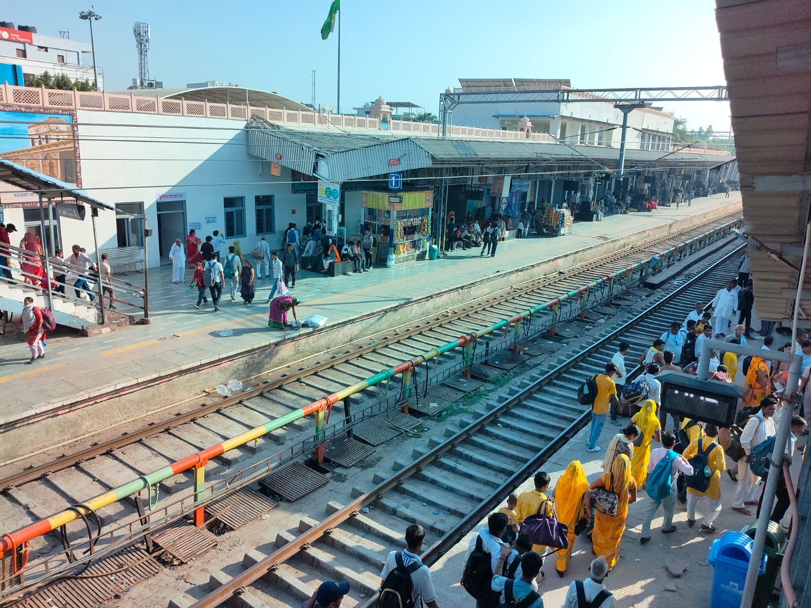 रेवाड़ी रेलवे स्टेशन का दोपहर का दृश्य। संवाद