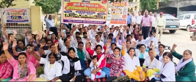 Sonebhadra News: एनएचएम कर्मचारियों का धरना, स्वास्थ्य सेवाएं प्रभावित