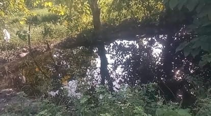 सिंगावर गांव में सड़क किनारे इसी गड्डे गिरने में गिरने से बच्ची की मौत हुई। संवाद