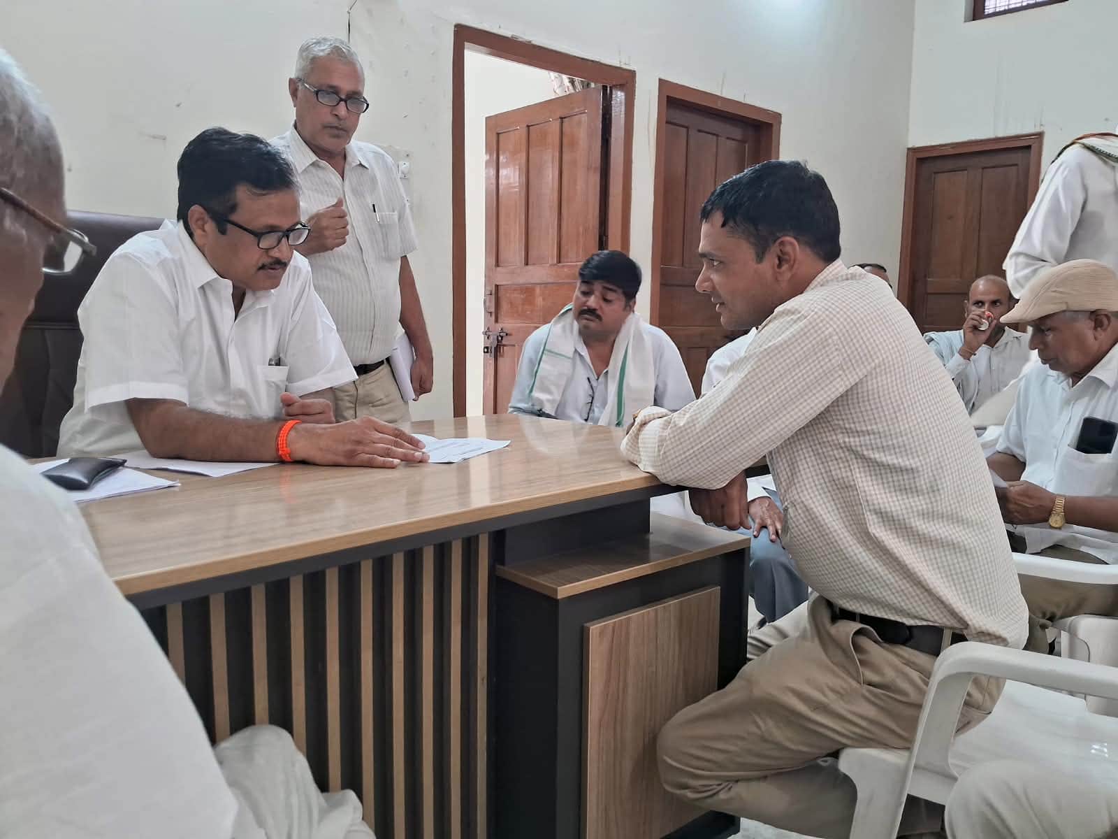 सेक्टर-1 स्थित अपने कार्यालय में जनसुनवाई करते बावल के विधायक डॉ. कृष्ण कुमार। स्रोत : प्रवक्ता