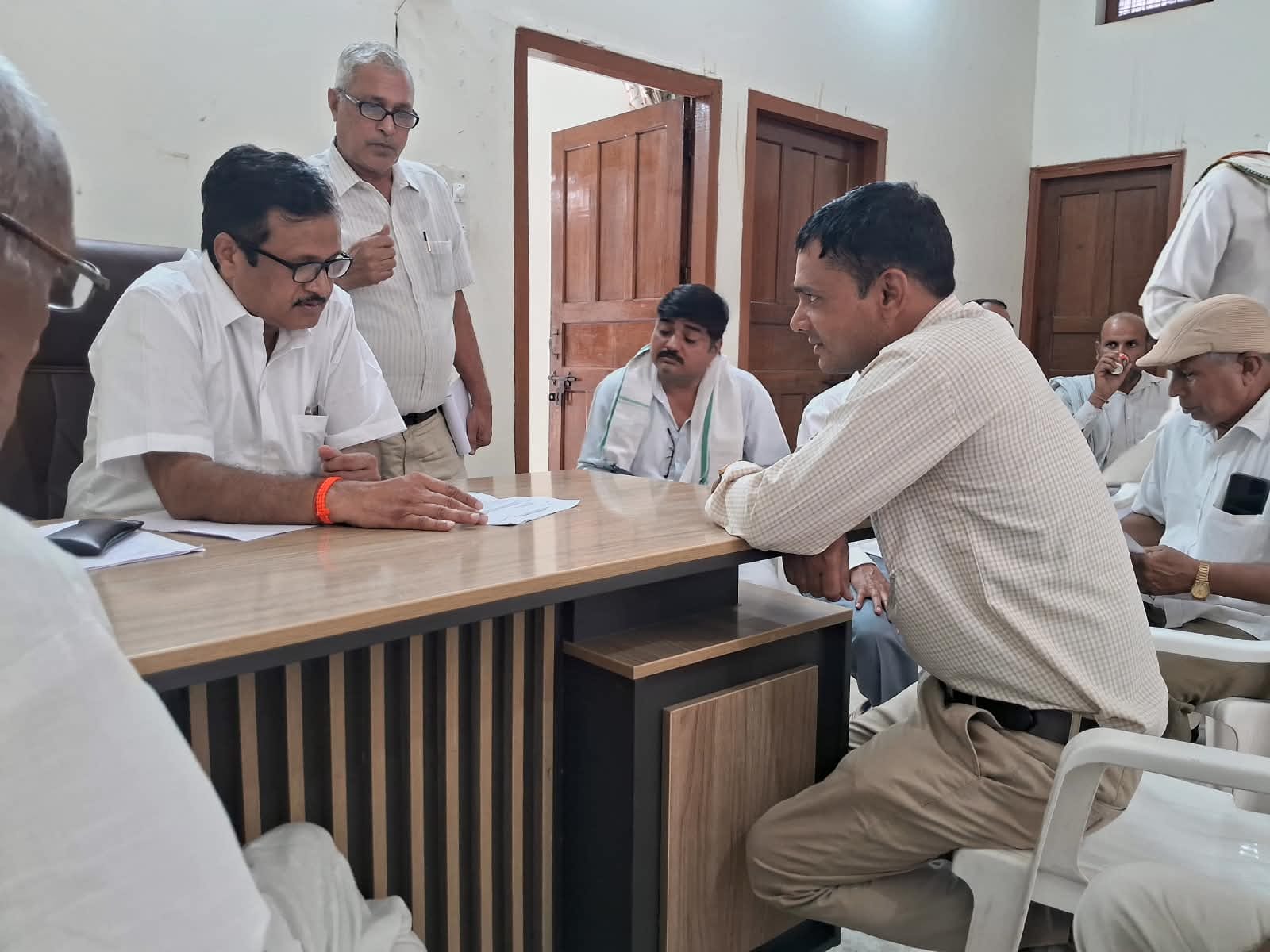 सेक्टर-1 स्थित अपने कार्यालय में जनसुनवाई करते बावल के विधायक डॉ. कृष्ण कुमार। स्रोत : प्रवक्ता