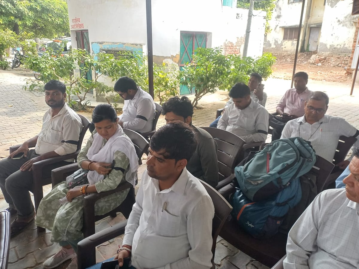 Hathras News: लेखपालोंं ने काली पट्टी बांधकर किया प्रदर्शन