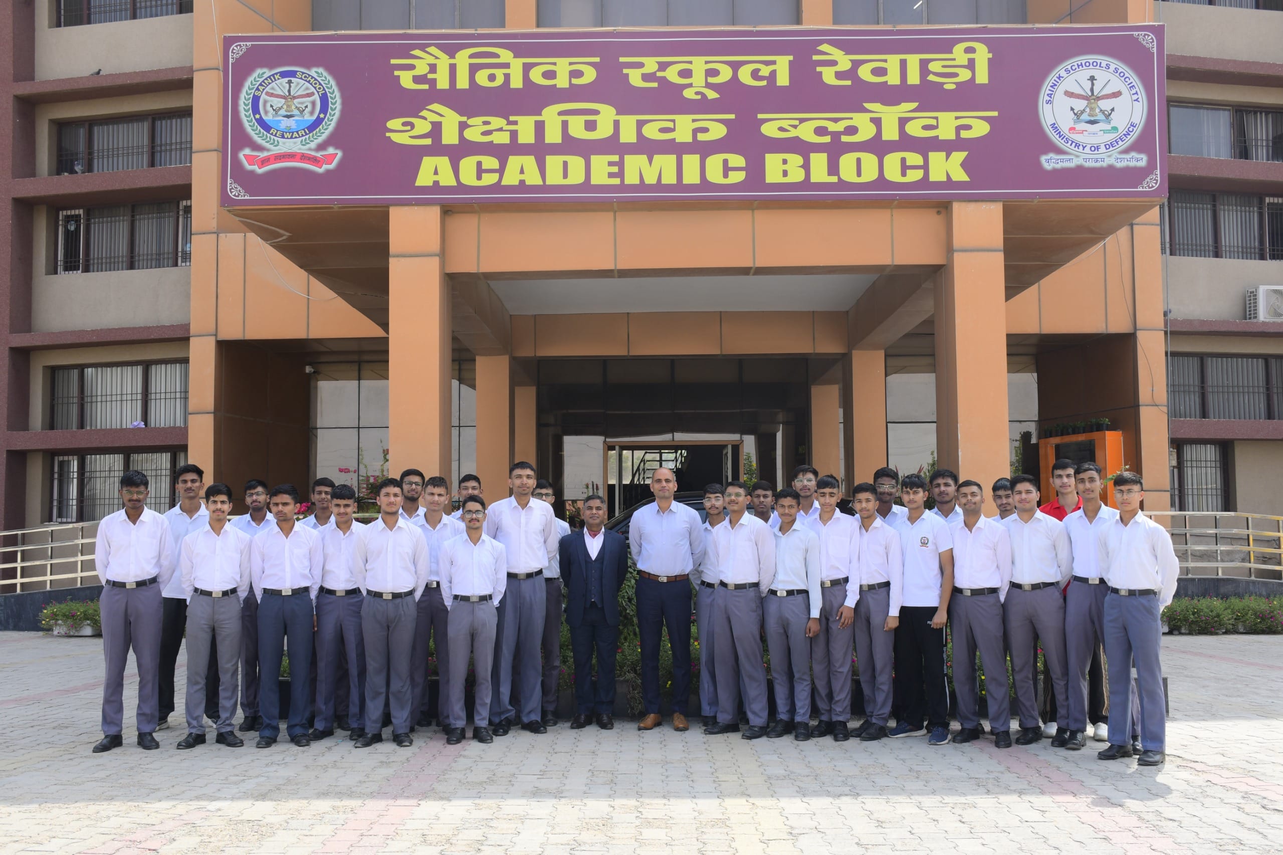 सैनिक स्कूल परिसर में एकजुट कैडेट्स। स्रोत : स्कूल